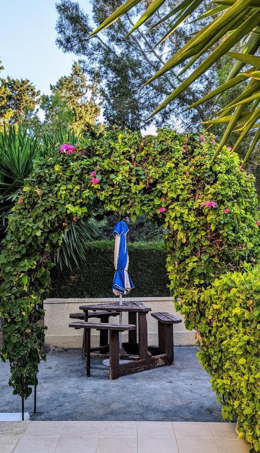 Stylish Garden Apartment At Paphos Harbour Bagian luar foto