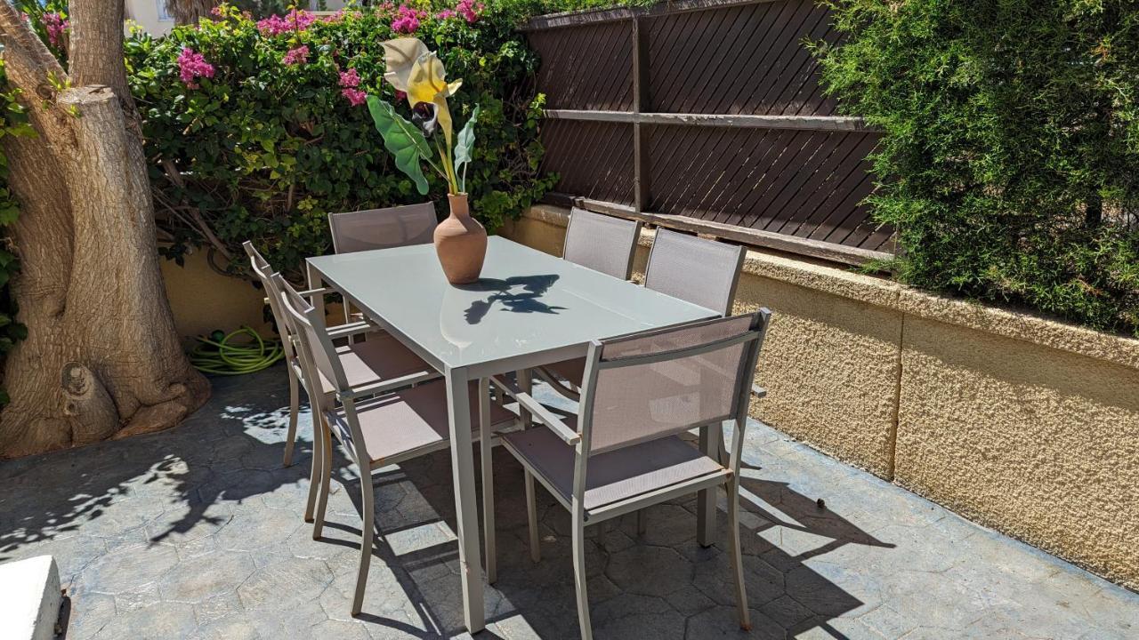 Stylish Garden Apartment At Paphos Harbour Bagian luar foto
