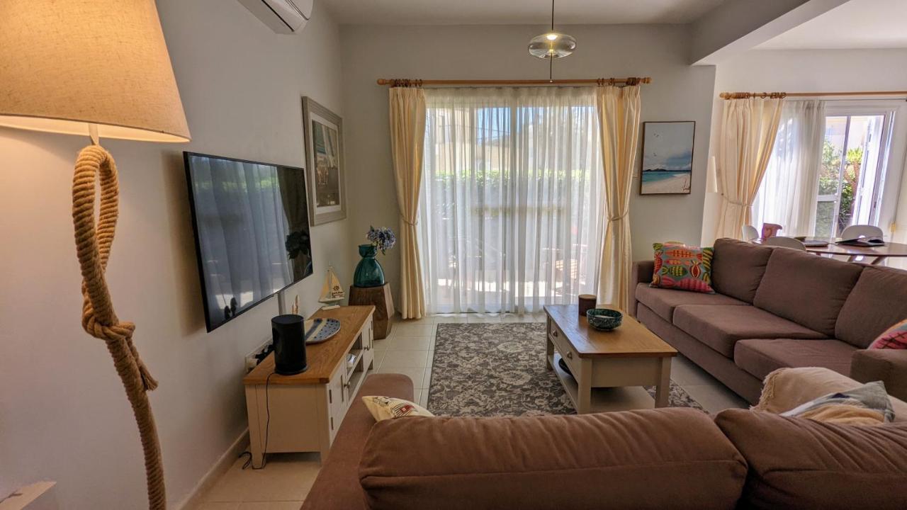 Stylish Garden Apartment At Paphos Harbour Bagian luar foto