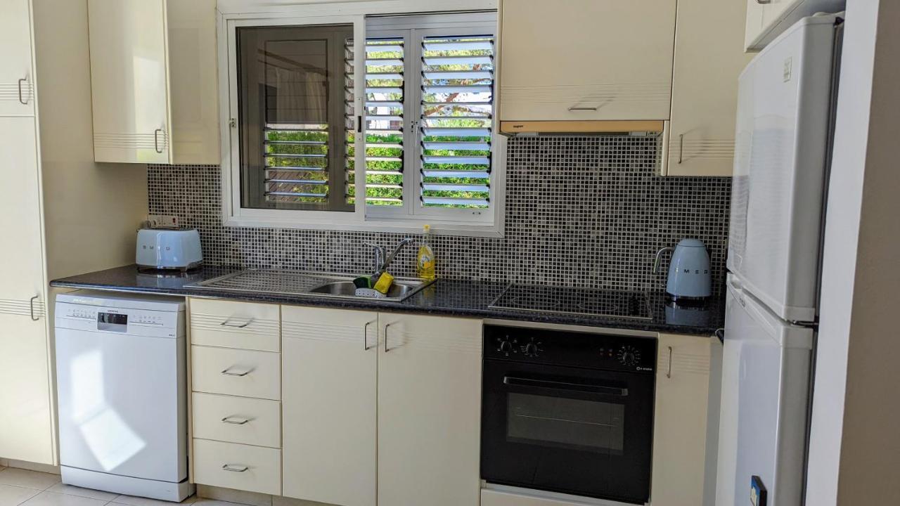 Stylish Garden Apartment At Paphos Harbour Bagian luar foto